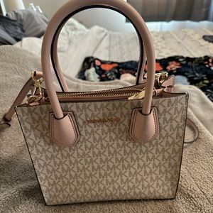 Micheal Kohrs very cute cross body purse